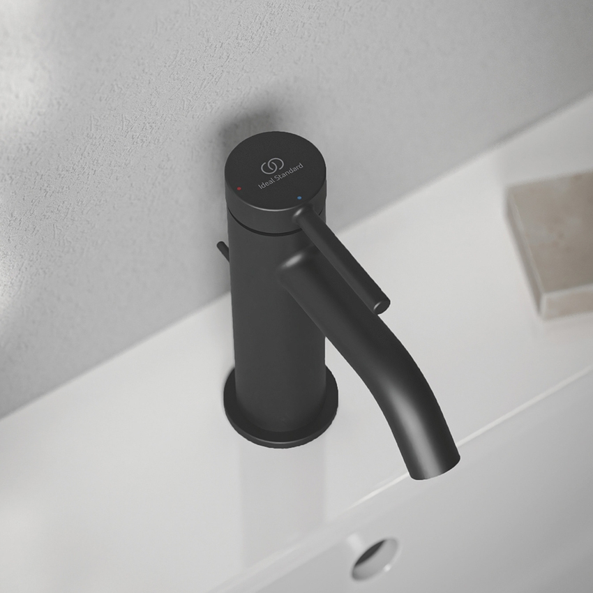 Immagine di Ideal Standard CERALINE miscelatore monocomando H.15 cm per lavabo, con asta di comando e scarico piletta da 1-1/4", con sistema BlueStart, colore nero finitura opaco BD758XG