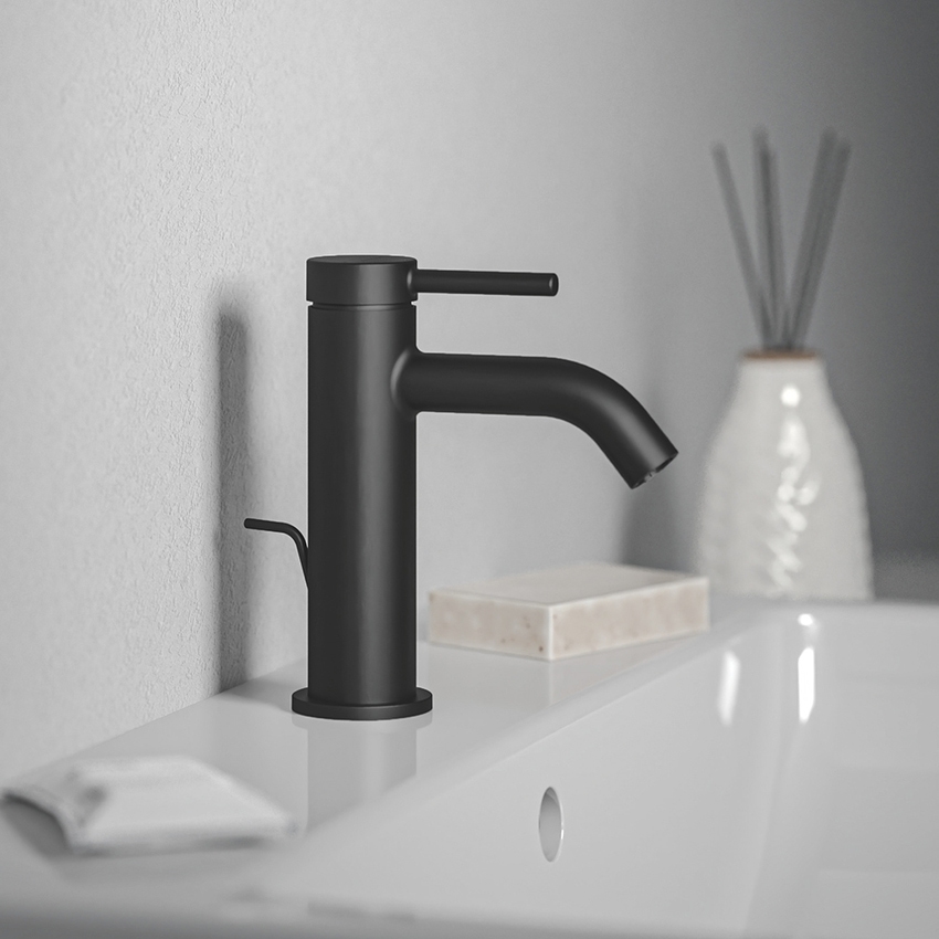 Immagine di Ideal Standard CERALINE miscelatore monocomando H.15 cm per lavabo, con asta di comando e scarico piletta da 1-1/4", con sistema BlueStart, colore nero finitura opaco BD758XG