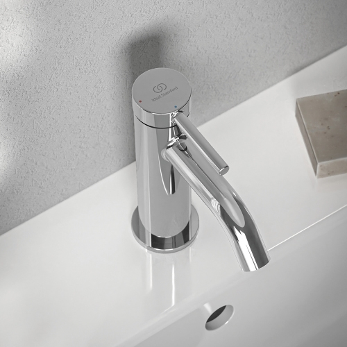 Immagine di Ideal Standard CERALINE miscelatore monocomando H.15 cm per lavabo, senza asta di comando e scarico piletta, con sistema BlueStart, finitura cromo BD757AA