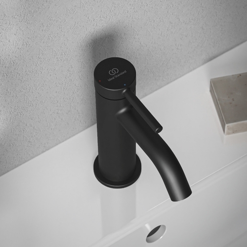 Immagine di Ideal Standard CERALINE miscelatore monocomando H.15 cm per lavabo, senza asta di comando e scarico piletta, con sistema BlueStart, colore nero finitura opaco BD757XG