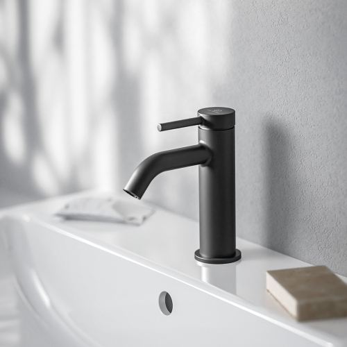 Immagine di Ideal Standard CERALINE miscelatore monocomando H.15 cm per lavabo, senza asta di comando e scarico piletta, con sistema BlueStart, colore nero finitura opaco BD757XG
