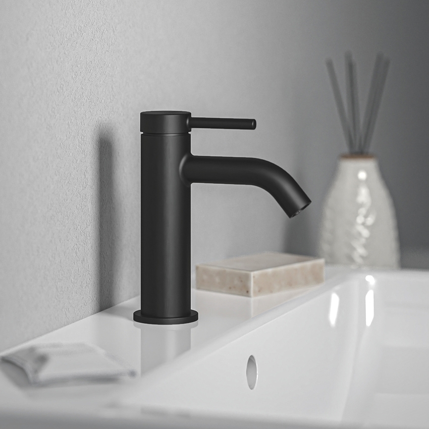 Immagine di Ideal Standard CERALINE miscelatore monocomando H.15 cm per lavabo, senza asta di comando e scarico piletta, con sistema BlueStart, colore nero finitura opaco BD757XG