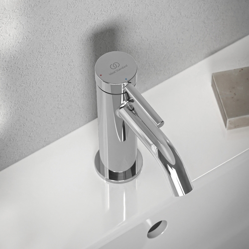 Immagine di Ideal Standard CERALINE miscelatore monocomando H.15 cm per lavabo, con piletta Click-Clack, con sistema BlueStart, finitura cromo BD759AA
