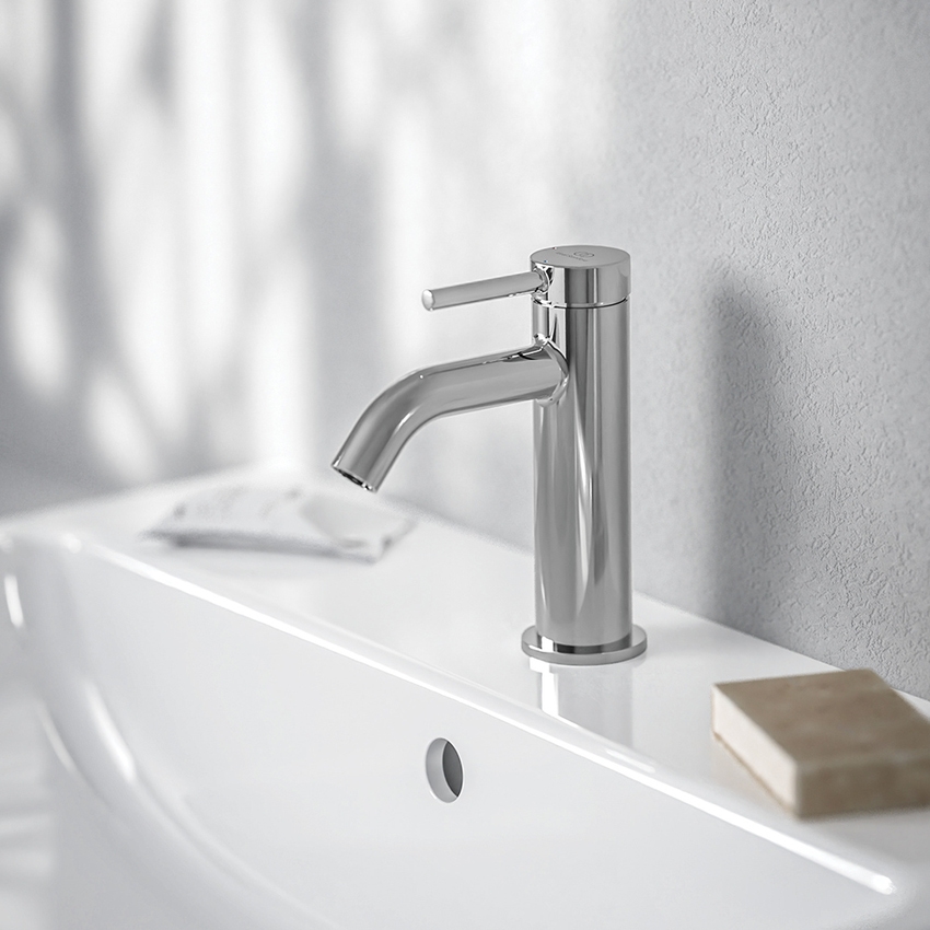 Immagine di Ideal Standard CERALINE miscelatore monocomando H.15 cm per lavabo, con piletta Click-Clack, con sistema BlueStart, finitura cromo BD759AA
