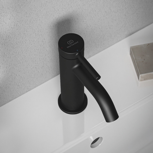 Immagine di Ideal Standard CERALINE miscelatore monocomando H.15 cm per lavabo, con piletta Click-Clack, con sistema BlueStart, colore nero finitura opaco BD759XG