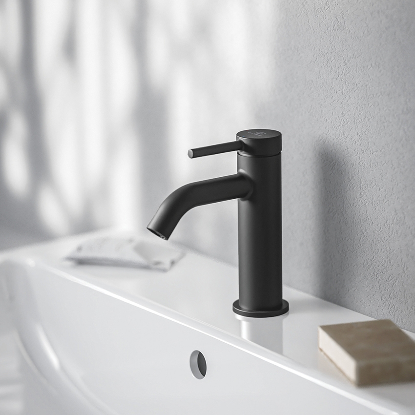 Immagine di Ideal Standard CERALINE miscelatore monocomando H.15 cm per lavabo, con piletta Click-Clack, con sistema BlueStart, colore nero finitura opaco BD759XG