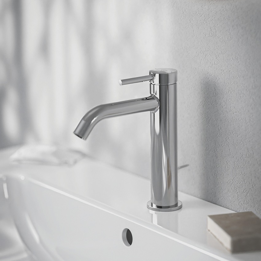 Immagine di Ideal Standard CERALINE miscelatore monocomando H.19 cm per lavabo, con asta di comando e scarico piletta da 1-1/4", finitura cromo BD847AA