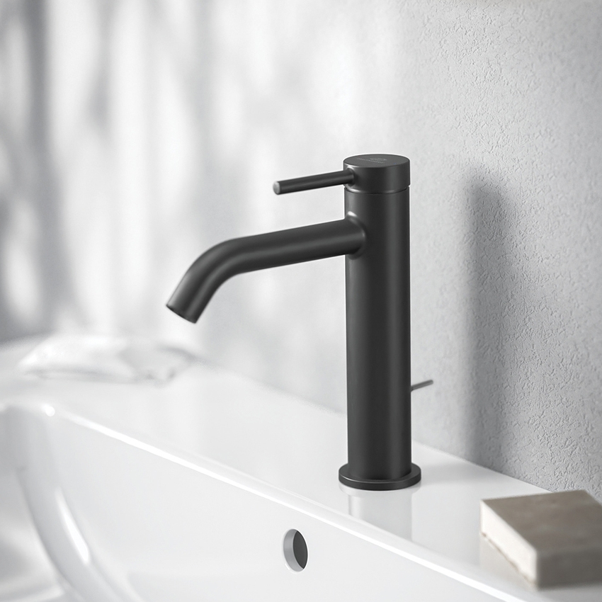 Immagine di Ideal Standard CERALINE miscelatore monocomando H.19 cm per lavabo, con asta di comando e scarico piletta da 1-1/4", colore nero finitura opaco BD847XG