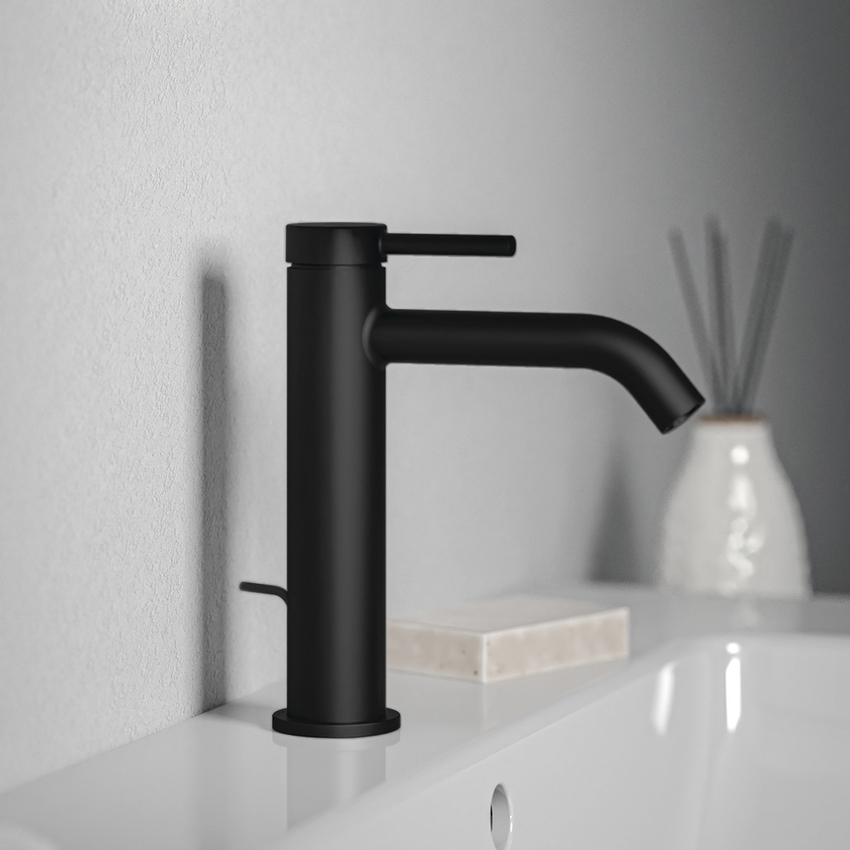 Immagine di Ideal Standard CERALINE miscelatore monocomando H.19 cm per lavabo, con asta di comando e scarico piletta da 1-1/4", colore nero finitura opaco BD847XG