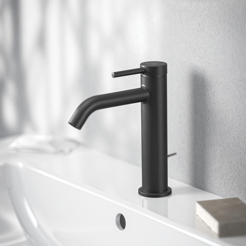 Immagine di Ideal Standard CERALINE miscelatore monocomando H.19 cm per lavabo, con asta di comando e scarico piletta da 1-1/4", con sistema BlueStart, colore nero finitura opaco BD761XG
