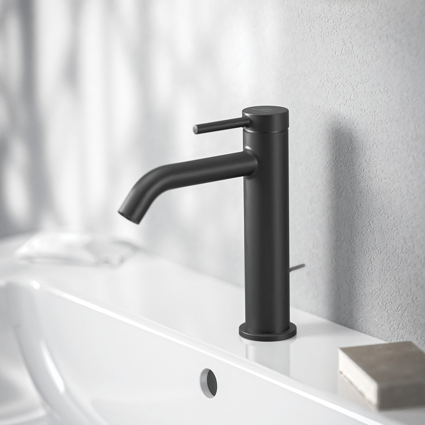 Immagine di Ideal Standard CERALINE miscelatore monocomando H.19 cm per lavabo, con asta di comando e scarico piletta da 1-1/4", con sistema BlueStart, colore nero finitura opaco BD761XG