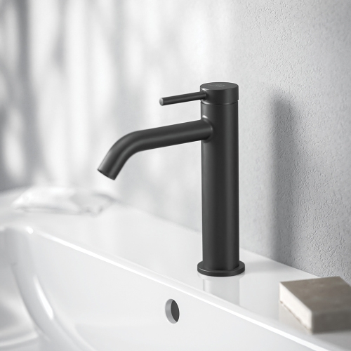 Immagine di Ideal Standard CERALINE miscelatore monocomando H.19 cm per lavabo, senza asta di comando e scarico piletta, con sistema BlueStart, colore nero finitura opaco BD760XG