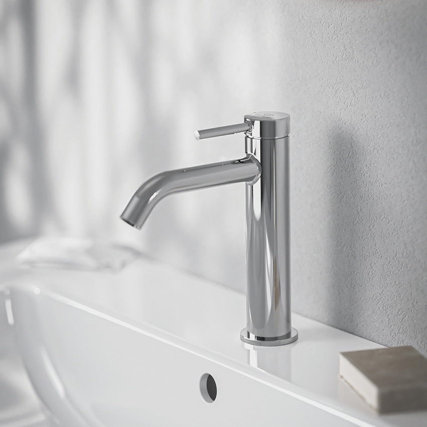 Immagine di Ideal Standard CERALINE miscelatore monocomando H.19 cm per lavabo, con piletta Click-Clack, con sistema BlueStart, finitura cromo BD959AA