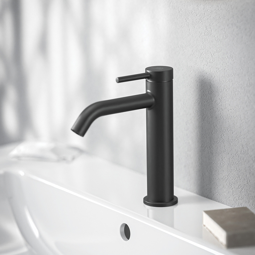Immagine di Ideal Standard CERALINE miscelatore monocomando H.19 cm per lavabo, con piletta Click-Clack, con sistema BlueStart, colore nero finitura opaco BD959XG