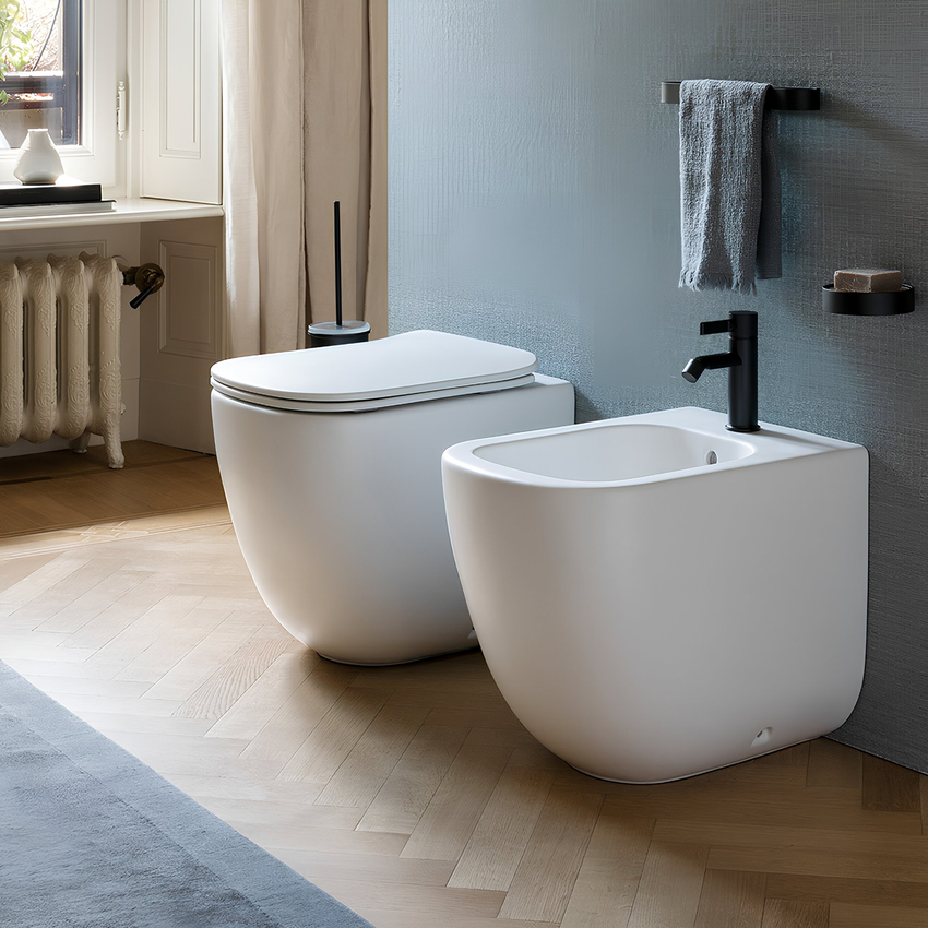 Immagine di Cielo ERA set completo sanitari a pavimento vaso rimless, sedile a discesa rallentata, bidet monoforo con troppopieno, colore talco finitura opaco ERVAKTL+CPVERTFTL+ERBITL