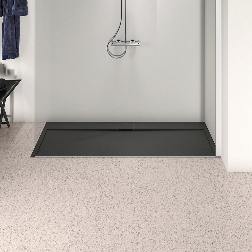 Immagine di Ideal Standard ULTRA FLAT S I.LIFE piatto doccia rettangolare L.170 P.70 cm, antiscivolo e con scarico nascosto sul lato lungo, in IdealSolid+, effetto pietra, colore nero finitura opaco T5244FV