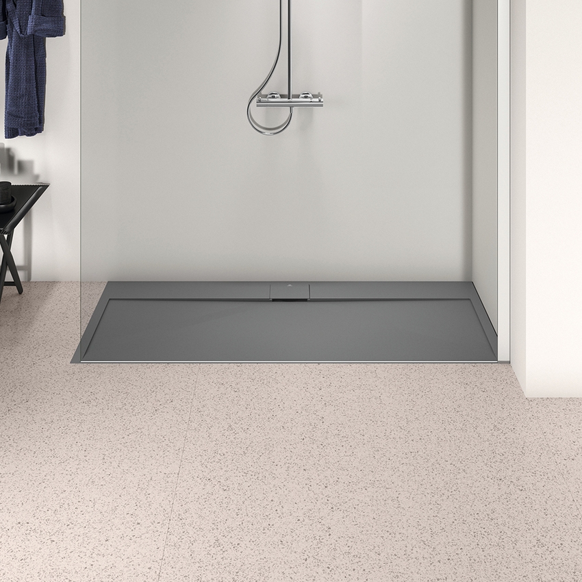 Immagine di Ideal Standard ULTRA FLAT S I.LIFE piatto doccia rettangolare L.170 P.70 cm, antiscivolo e con scarico nascosto sul lato lungo, in IdealSolid+, effetto pietra, colore grigio cemento finitura opaco T5244FS
