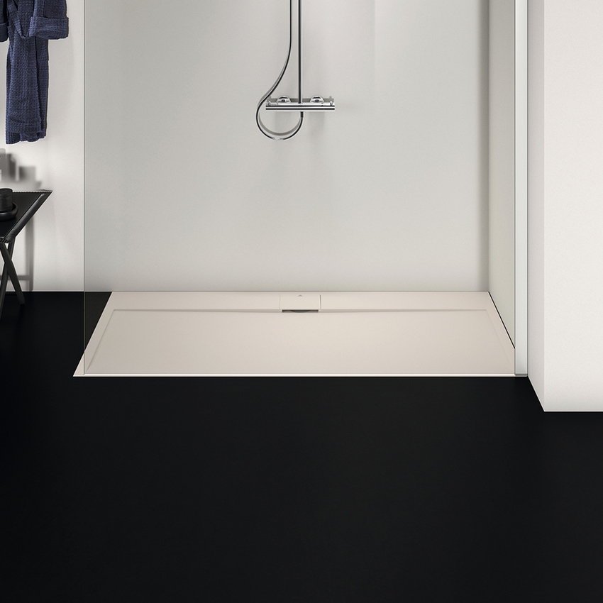 Immagine di Ideal Standard ULTRA FLAT S I.LIFE piatto doccia rettangolare L.170 P.70 cm, antiscivolo e con scarico nascosto sul lato lungo, in IdealSolid+, effetto pietra, colore sabbia finitura opaco T5244FT