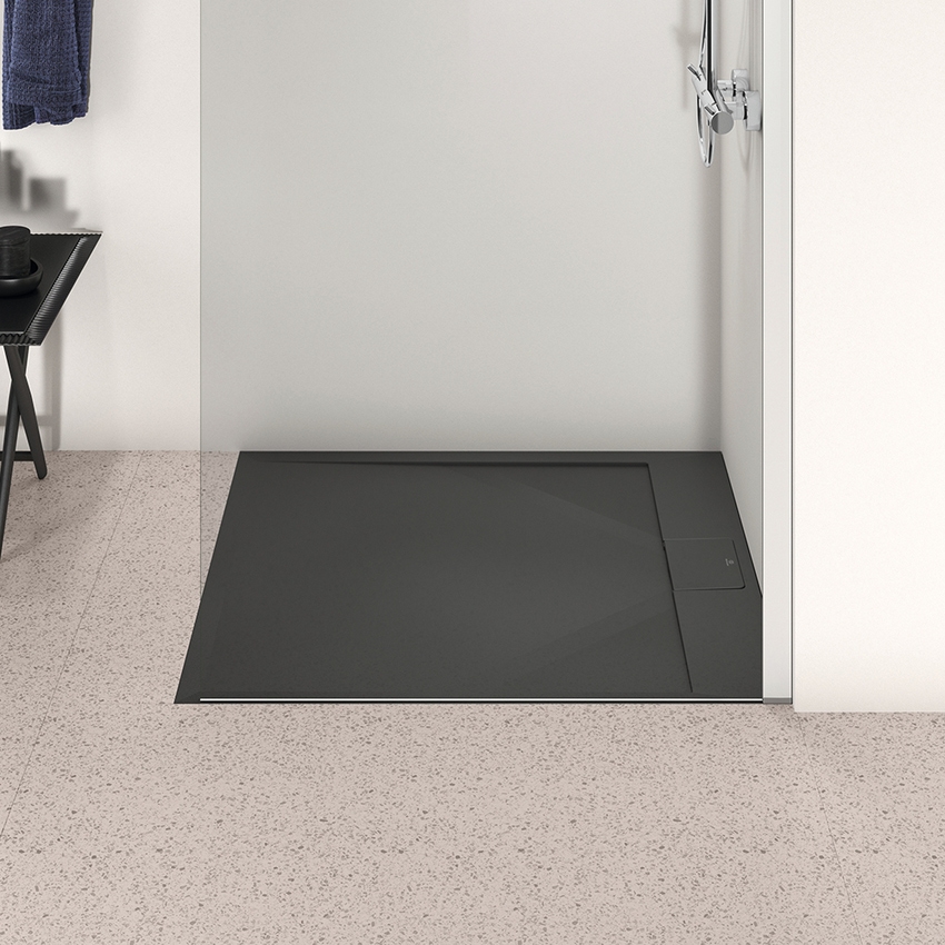 Immagine di Ideal Standard ULTRA FLAT S I.LIFE piatto doccia rettangolare L.90 P.70 cm, antiscivolo e con scarico nascosto sul lato corto, in IdealSolid+, effetto pietra, colore nero finitura opaco T5237FV