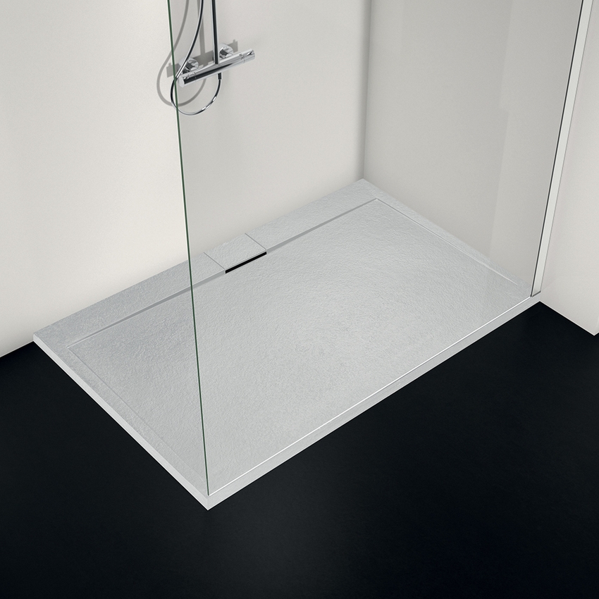 Immagine di Ideal Standard ULTRA FLAT S I.LIFE piatto doccia rettangolare L.180 P.100 cm, antiscivolo e con scarico nascosto sul lato lungo, in IdealSolid+, effetto pietra, colore bianco finitura opaco T5245FR
