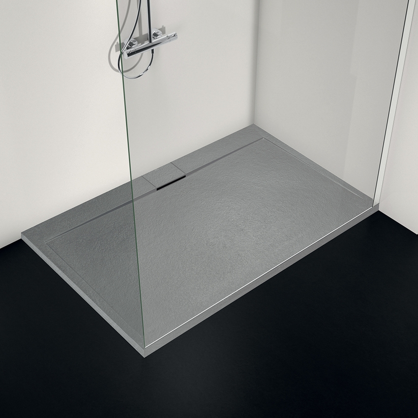 Immagine di Ideal Standard ULTRA FLAT S I.LIFE piatto doccia rettangolare L.180 P.90 cm, antiscivolo e con scarico nascosto sul lato lungo, in IdealSolid+, effetto pietra, colore grigio cemento finitura opaco T5230FS