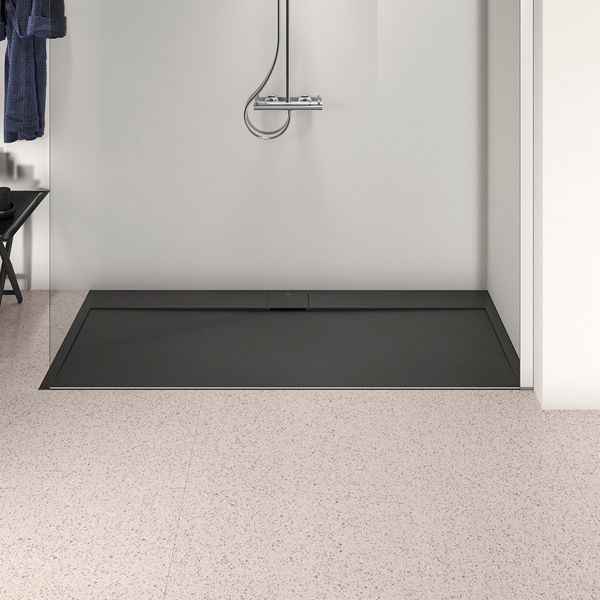 Immagine di Ideal Standard ULTRA FLAT S I.LIFE piatto doccia rettangolare L.180 P.80 cm, antiscivolo e con scarico nascosto sul lato lungo, in IdealSolid+, effetto pietra, colore nero finitura opaco T5236FV
