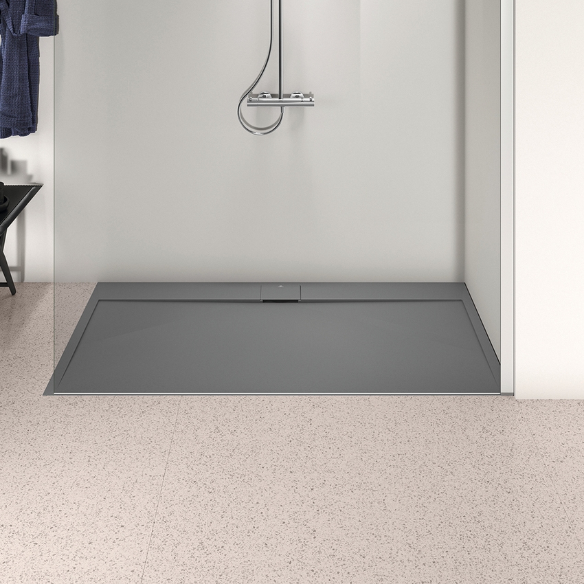 Immagine di Ideal Standard ULTRA FLAT S I.LIFE piatto doccia rettangolare L.170 P.90 cm, antiscivolo e con scarico nascosto sul lato lungo, in IdealSolid+, effetto pietra, colore grigio cemento finitura opaco T5239FS