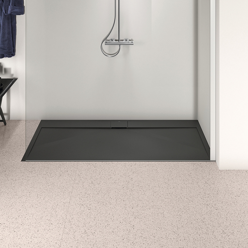 Immagine di Ideal Standard ULTRA FLAT S I.LIFE piatto doccia rettangolare L.170 P.80 cm, antiscivolo e con scarico nascosto sul lato lungo, in IdealSolid+, effetto pietra, colore nero finitura opaco T5238FV