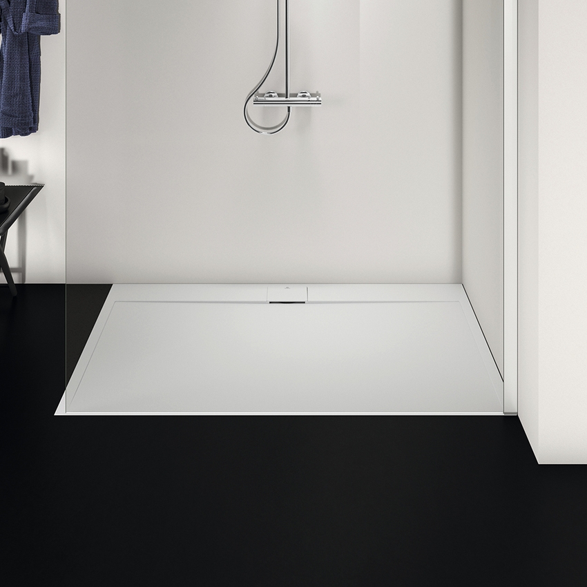 Immagine di Ideal Standard ULTRA FLAT S I.LIFE piatto doccia rettangolare L.140 P.80 cm, antiscivolo e con scarico nascosto sul lato lungo, in IdealSolid+, effetto pietra, colore bianco finitura opaco T5224FR