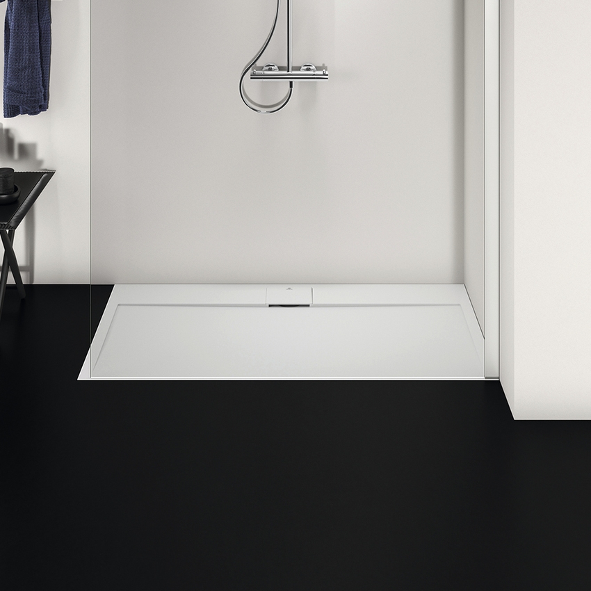 Immagine di Ideal Standard ULTRA FLAT S I.LIFE piatto doccia rettangolare L.140 P.70 cm, antiscivolo e con scarico nascosto sul lato lungo, in IdealSolid+, effetto pietra, colore bianco finitura opaco T5241FR