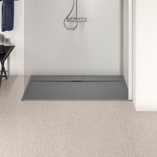 Immagine di Ideal Standard ULTRA FLAT S I.LIFE piatto doccia rettangolare L.140 P.70 cm, antiscivolo e con scarico nascosto sul lato lungo, in IdealSolid+, effetto pietra, colore grigio cemento finitura opaco T5241FS