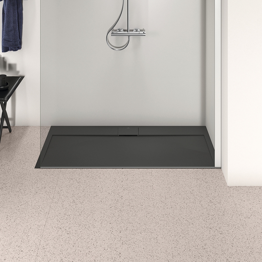 Immagine di Ideal Standard ULTRA FLAT S I.LIFE piatto doccia rettangolare L.140 P.70 cm, antiscivolo e con scarico nascosto sul lato lungo, in IdealSolid+, effetto pietra, colore nero finitura opaco T5241FV