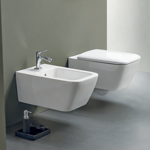 Immagine di Geberit ICON SQUARE set sanitari sospesi, vaso senza brida, con sedile a chiusura ammortizzata, bidet monoforo con troppopieno, colore bianco finitura lucido 500.807.00.1-231910000