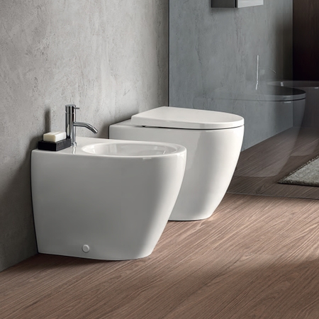 Immagine di Geberit ICON set sanitari a pavimento, vaso TURBOFLUSH, con sedile a chiusura ammortizzata, bidet monoforo con troppopieno, colore bianco finitura lucido 503.080.00.1+502.384.00.1