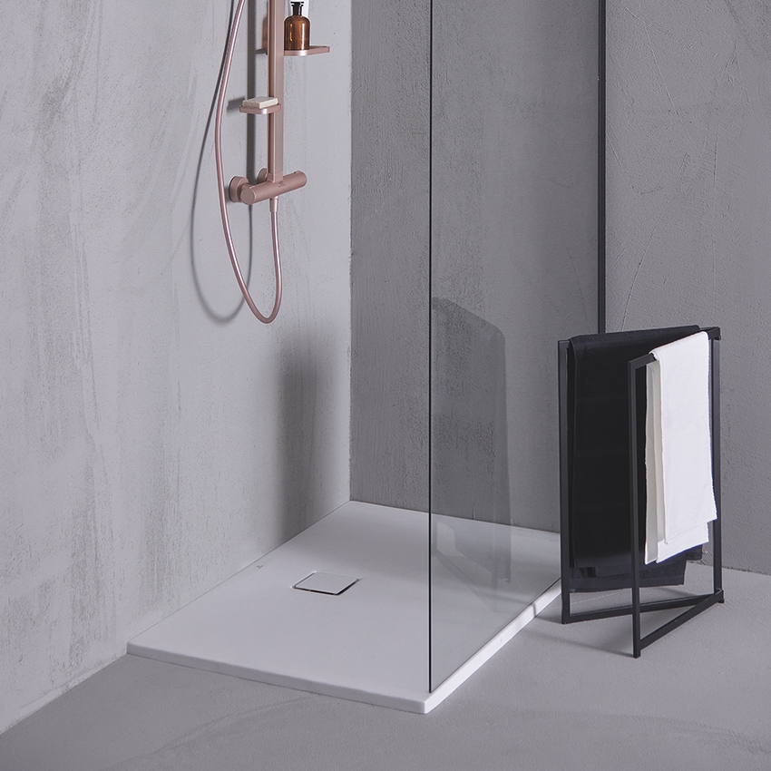 Immagine di Ideal Standard ULTRA FLAT EVO piatto doccia rettangolare L.120 P.90 cm, installazione sopra pavimento o filo pavimento, in StoneTech, antiscivolo, con scarico sul lato corto, colore bianco seta finitura opaco T5438FO