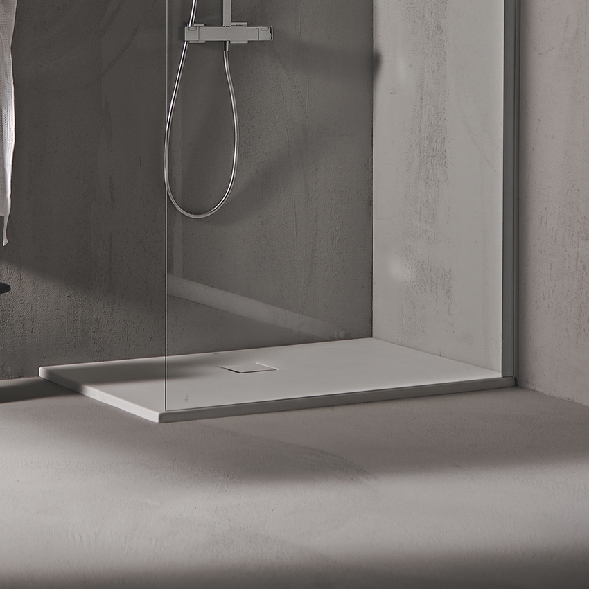 Immagine di Ideal Standard ULTRA FLAT EVO piatto doccia rettangolare L.120 P.90 cm, installazione sopra pavimento o filo pavimento, in StoneTech, antiscivolo, con scarico sul lato corto, colore bianco seta finitura opaco T5438FO