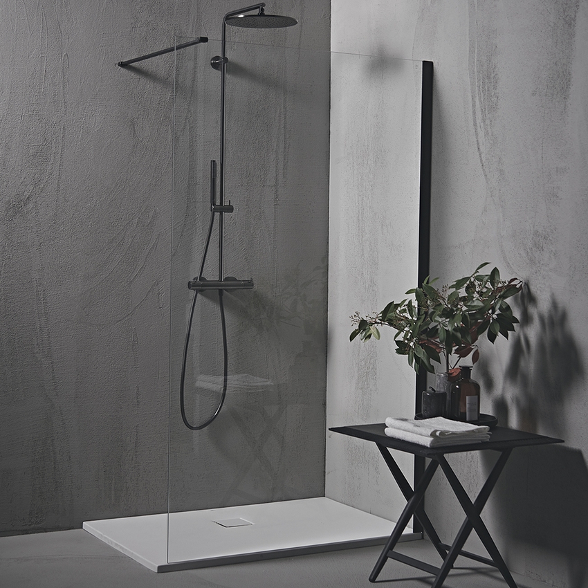 Immagine di Ideal Standard ULTRA FLAT EVO piatto doccia rettangolare L.120 P.90 cm, installazione sopra pavimento o filo pavimento, in StoneTech, antiscivolo, con scarico sul lato corto, colore bianco seta finitura opaco T5438FO