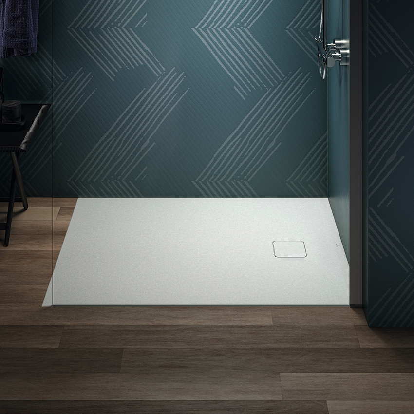 Immagine di Ideal Standard ULTRA FLAT EVO piatto doccia rettangolare L.120 P.90 cm, installazione sopra pavimento o filo pavimento, in StoneTech, antiscivolo, con scarico sul lato corto, colore bianco seta finitura opaco T5438FO