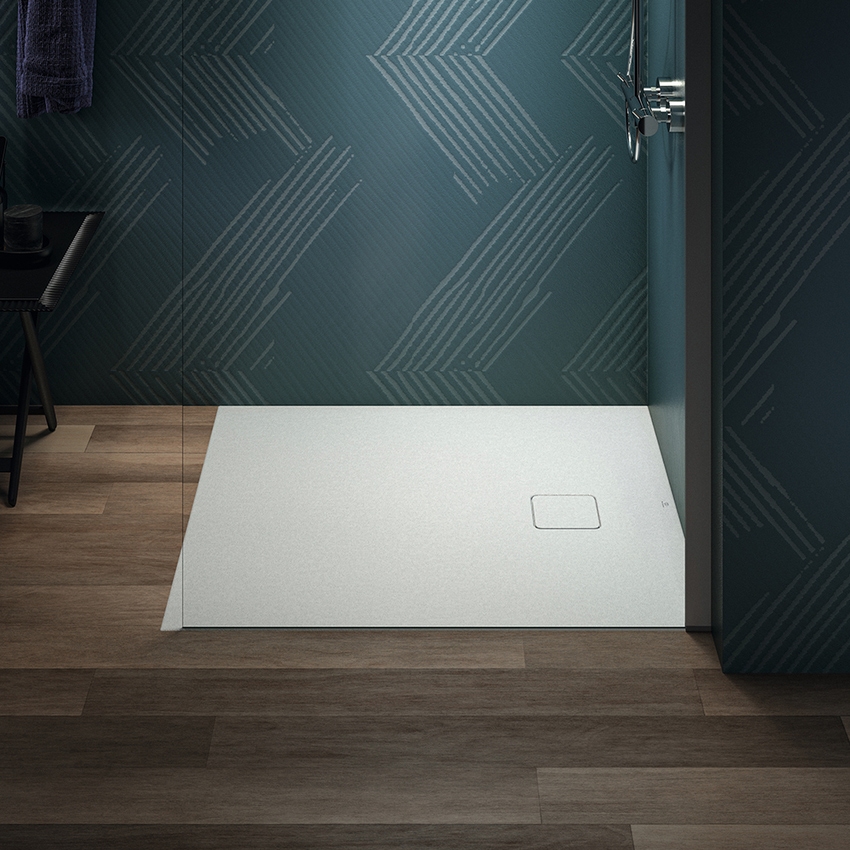 Immagine di Ideal Standard ULTRA FLAT EVO piatto doccia rettangolare L.100 P.90 cm, installazione sopra pavimento o filo pavimento, in StoneTech, antiscivolo, con scarico sul lato corto, colore bianco seta finitura opaco T5441FO
