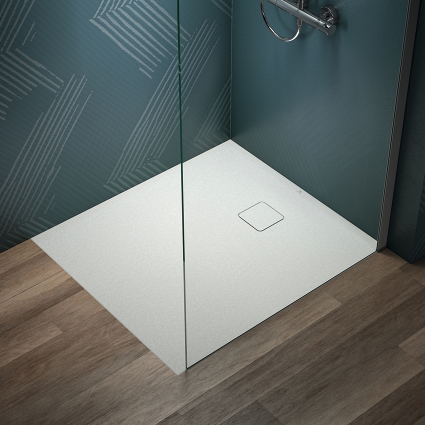 Immagine di Ideal Standard ULTRA FLAT EVO piatto doccia rettangolare L.100 P.90 cm, installazione sopra pavimento o filo pavimento, in StoneTech, antiscivolo, con scarico sul lato corto, colore bianco seta finitura opaco T5441FO