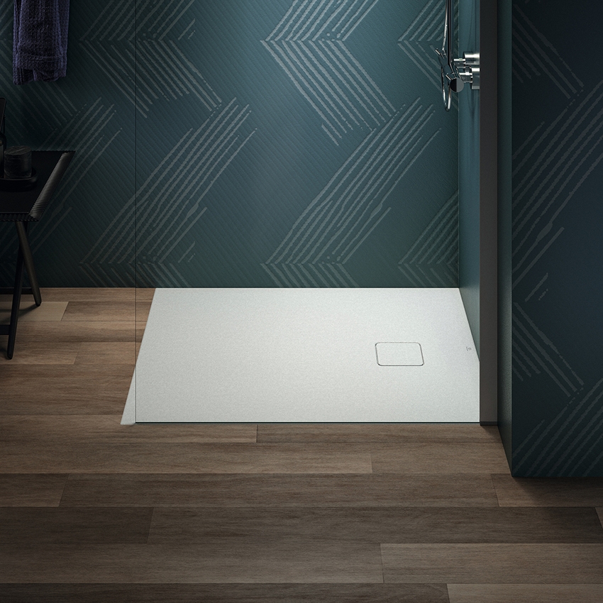 Immagine di Ideal Standard ULTRA FLAT EVO piatto doccia rettangolare L.100 P.80 cm, installazione sopra pavimento o filo pavimento, in StoneTech, antiscivolo, con scarico sul lato corto, colore bianco seta finitura opaco T5442FO