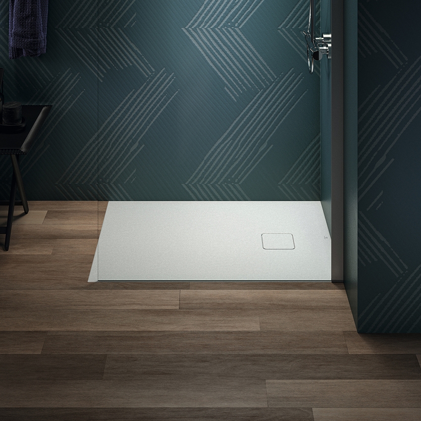 Immagine di Ideal Standard ULTRA FLAT EVO piatto doccia rettangolare L.100 P.70 cm, installazione sopra pavimento o filo pavimento, in StoneTech, antiscivolo, con scarico sul lato corto, colore bianco seta finitura opaco T5443FO