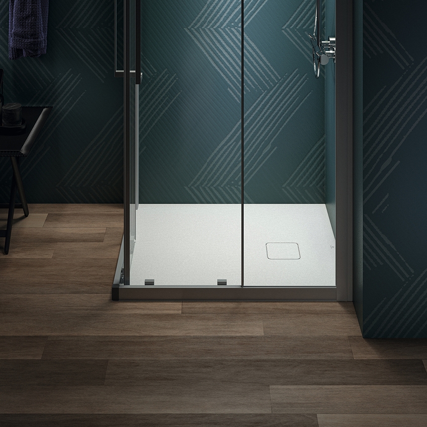 Immagine di Ideal Standard ULTRA FLAT EVO piatto doccia rettangolare L.90 P.75 cm, installazione sopra pavimento o filo pavimento, in StoneTech, antiscivolo, con scarico sul lato corto, colore bianco seta finitura opaco T5445FO
