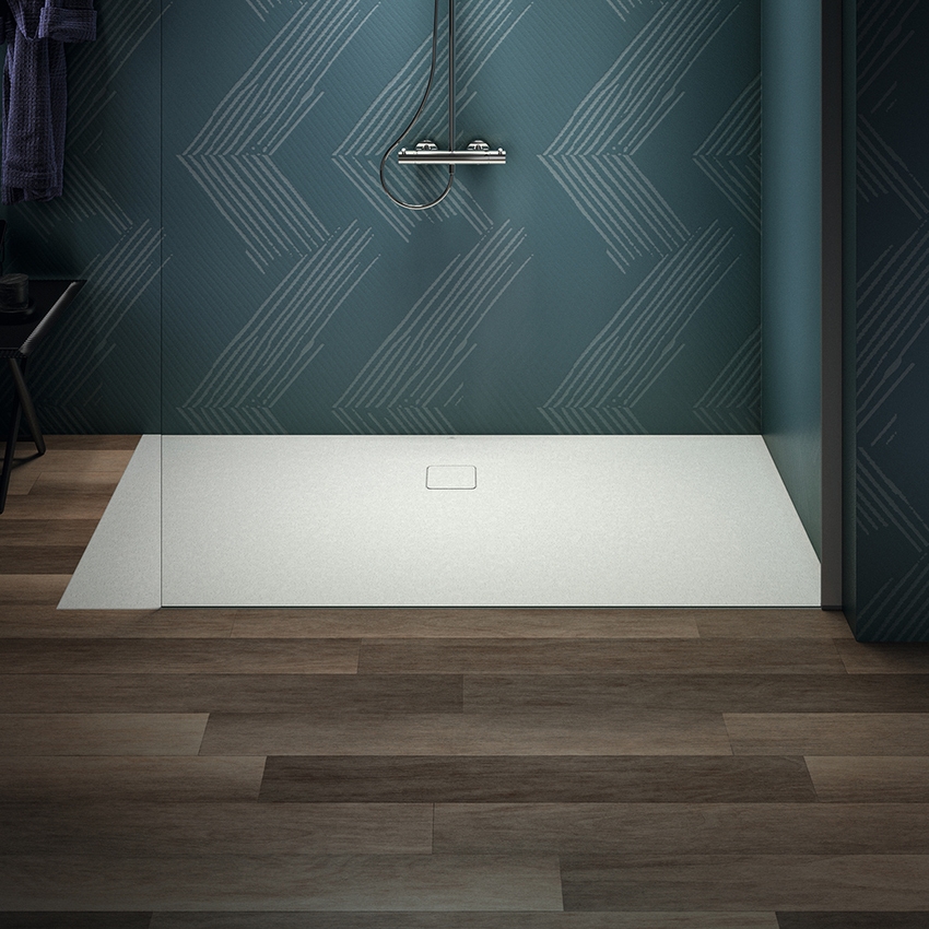 Immagine di Ideal Standard ULTRA FLAT EVO piatto doccia rettangolare L.180 P.90 cm, installazione sopra pavimento o filo pavimento, in StoneTech, antiscivolo, con scarico sul lato lungo, colore bianco seta finitura opaco T5428FO