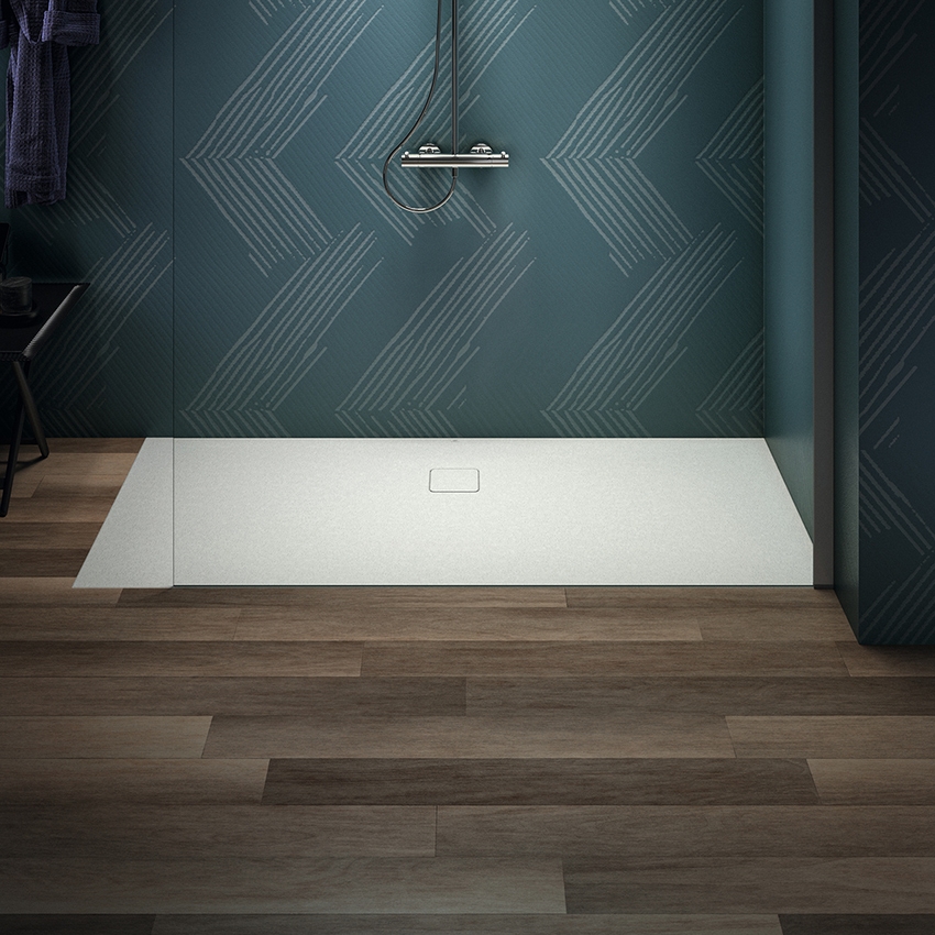 Immagine di Ideal Standard ULTRA FLAT EVO piatto doccia rettangolare L.180 P.80 cm, installazione sopra pavimento o filo pavimento, in StoneTech, antiscivolo, con scarico sul lato lungo, colore bianco seta finitura opaco T5429FO