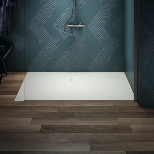 Immagine di Ideal Standard ULTRA FLAT EVO piatto doccia rettangolare L.170 P.90 cm, installazione sopra pavimento o filo pavimento, in StoneTech, antiscivolo, con scarico sul lato lungo, colore bianco seta finitura opaco T5430FO
