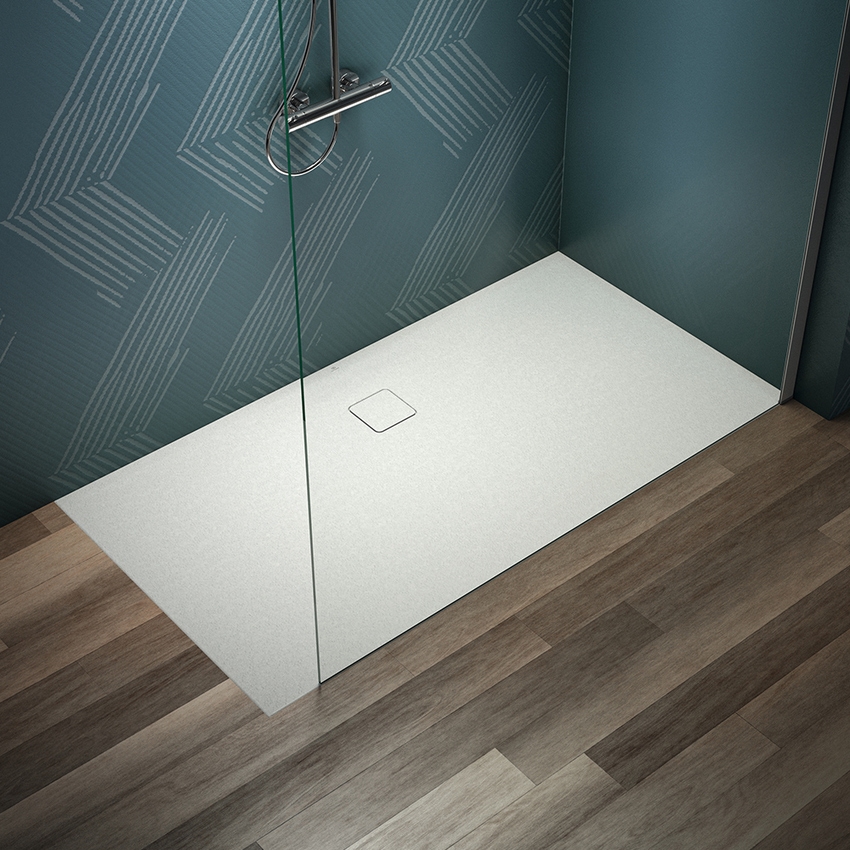 Immagine di Ideal Standard ULTRA FLAT EVO piatto doccia rettangolare L.170 P.90 cm, installazione sopra pavimento o filo pavimento, in StoneTech, antiscivolo, con scarico sul lato lungo, colore bianco seta finitura opaco T5430FO