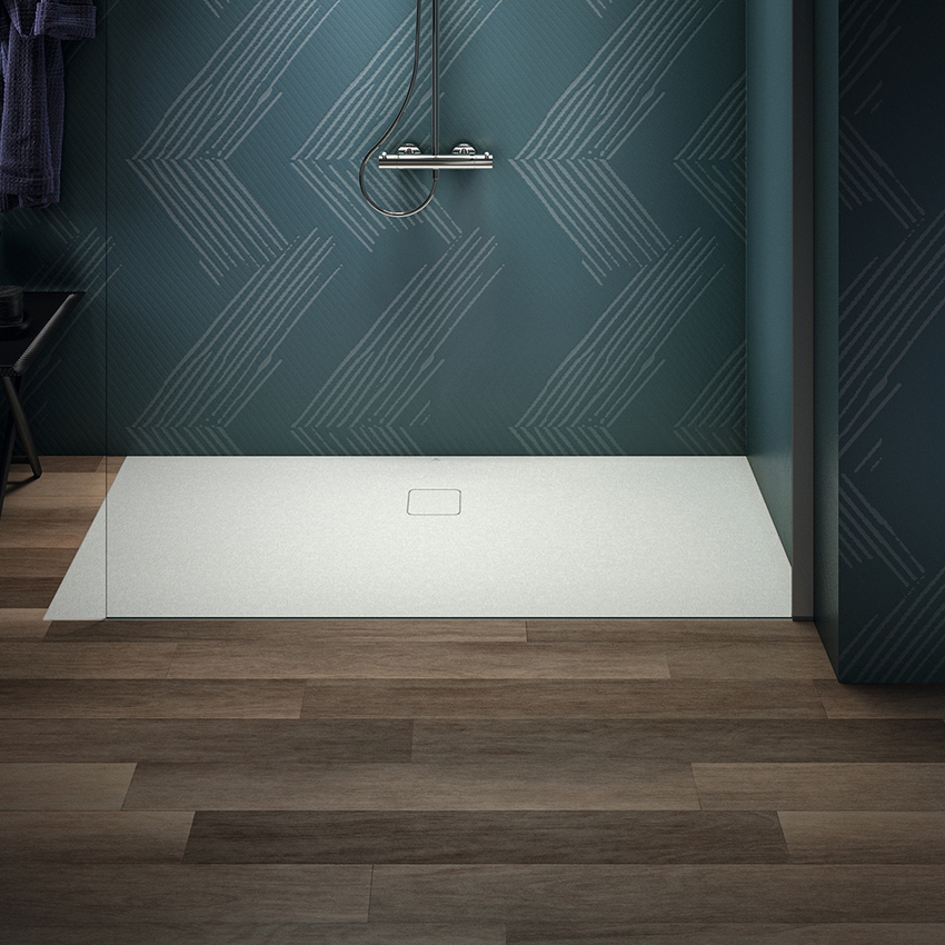 Immagine di Ideal Standard ULTRA FLAT EVO piatto doccia rettangolare L.170 P.80 cm, installazione sopra pavimento o filo pavimento, in StoneTech, antiscivolo, con scarico sul lato lungo, colore bianco seta finitura opaco T5431FO