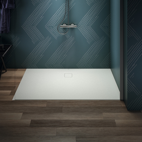 Immagine di Ideal Standard ULTRA FLAT EVO piatto doccia rettangolare L.160 P.100 cm, installazione sopra pavimento o filo pavimento, in StoneTech, antiscivolo, con scarico sul lato lungo, colore bianco seta finitura opaco T5533FO