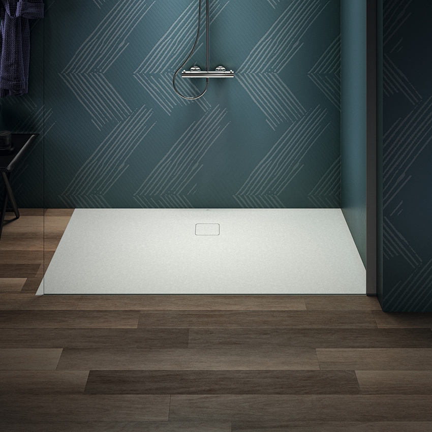 Immagine di Ideal Standard ULTRA FLAT EVO piatto doccia rettangolare L.160 P.90 cm, installazione sopra pavimento o filo pavimento, in StoneTech, antiscivolo, con scarico sul lato lungo, colore bianco seta finitura opaco T5432FO